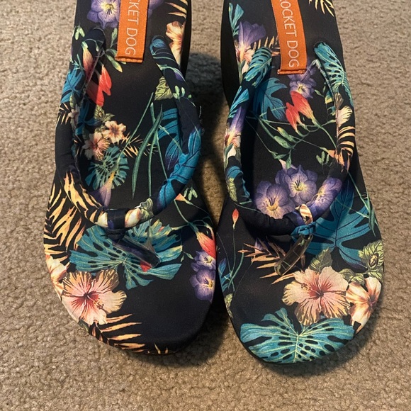 Rocket Dog Tropical wedge flip flops - Picture 2 of 6